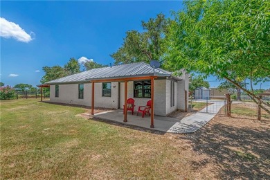 PASTURES, PONDS & PRIVACY: Located between Dallas, Houston &