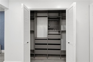 Beautifully renovated second-floor condo in the desirable - photo 9