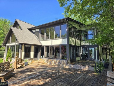 Welcome to 726 Dogwood Trail in Country Club. Incredible - photo 1