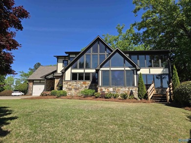 Welcome to 726 Dogwood Trail in Country Club. Incredible - photo 2