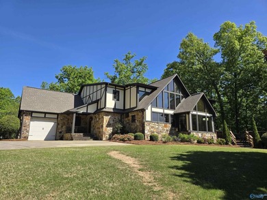 Welcome to 726 Dogwood Trail in Country Club. Incredible - photo 3