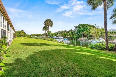Beautifully updated waterfront 1-bedroom, 1-bath residence in - photo 22