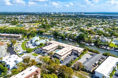 Beautifully updated waterfront 1-bedroom, 1-bath residence in - photo 38