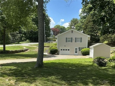 Great location! This well maintained 3 bedroom, 2.5 bath home - photo 2