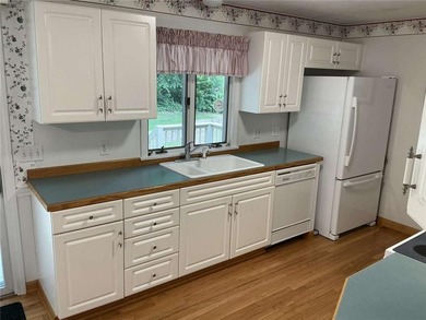 Great location! This well maintained 3 bedroom, 2.5 bath home - photo 4