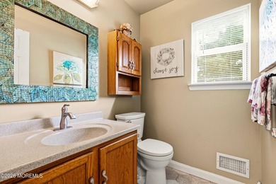 Welcome to this beautifully maintained 4-bedroom, 2.5-bath - photo 14