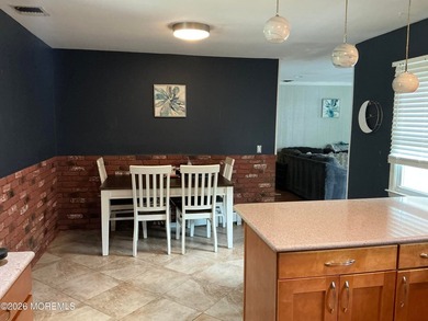 Great ranch in lake community 2 miles from parkway. Spacious Eat - photo 3