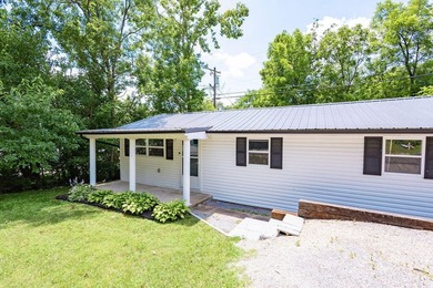 Adorable and fully renovated, this 3bedroom, 2bathroom home - photo 2