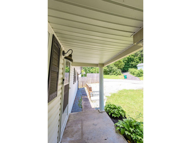 Adorable and fully renovated, this 3bedroom, 2bathroom home - photo 4