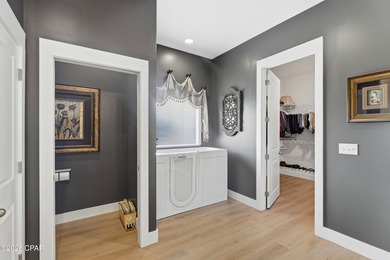 Welcome to this exceptional custom-built residence, offering 2 - photo 27