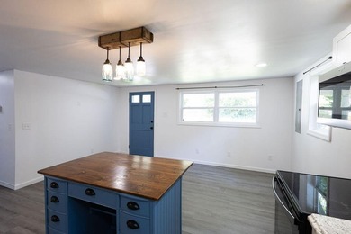 Adorable and fully renovated, this 3bedroom, 2bathroom home - photo 7