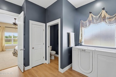 Welcome to this exceptional custom-built residence, offering 2 - photo 29