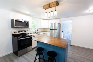 Adorable and fully renovated, this 3bedroom, 2bathroom home - photo 9
