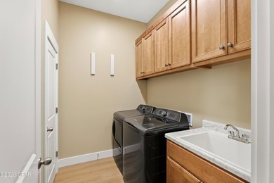 Welcome to this exceptional custom-built residence, offering 2 - photo 31