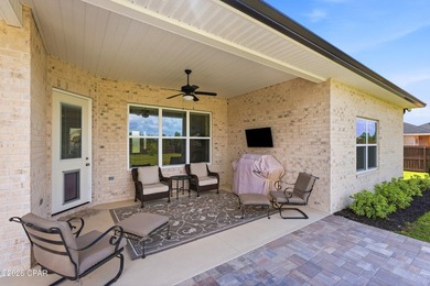 Welcome to this exceptional custom-built residence, offering 2 - photo 33