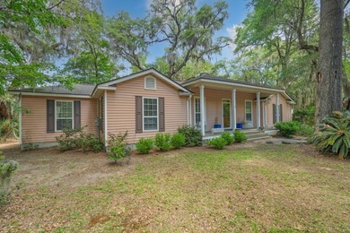 Charming island home w/ stunning marsh views! Nestled among the - photo 5