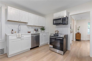Experience the quintessential Newport lifestyle in this charming - photo 1