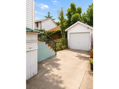 Spacious 2-family home featuring 3 bedrooms on each floor, a - photo 8