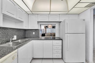 Enjoy life in this well-maintained 55+ community of Royal Park - photo 9