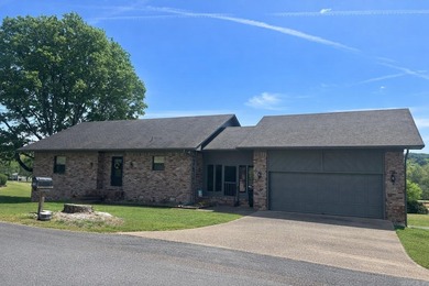 Beautifully maintained custom home located on two golf course - photo 1