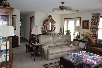 Beautifully maintained custom home located on two golf course - photo 5