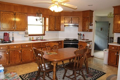 Beautifully maintained custom home located on two golf course - photo 7