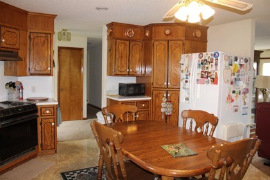 Beautifully maintained custom home located on two golf course - photo 8
