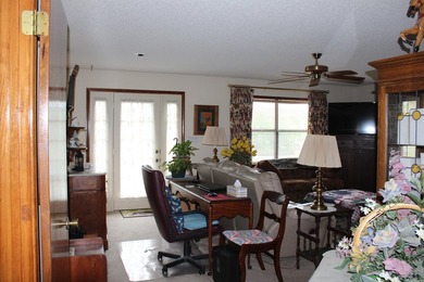 Beautifully maintained custom home located on two golf course - photo 9