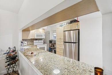 Beautiful first floor, light and bright, 2 bedrooms, 2 full - photo 13