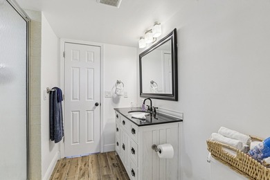 Beautiful first floor, light and bright, 2 bedrooms, 2 full - photo 19
