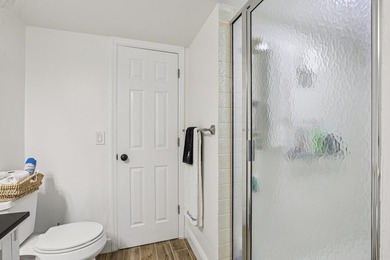 Beautiful first floor, light and bright, 2 bedrooms, 2 full - photo 20