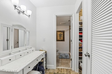 Beautiful first floor, light and bright, 2 bedrooms, 2 full - photo 27