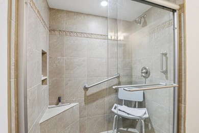 Beautiful first floor, light and bright, 2 bedrooms, 2 full - photo 30