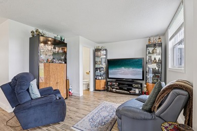 Beautiful first floor, light and bright, 2 bedrooms, 2 full - photo 34