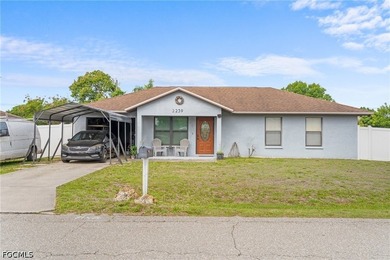 Great location in Fort Myers Shores. Close to Route 31 and - photo 1