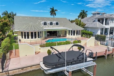 Discover an extraordinary waterfront retreat in Naples - photo 1