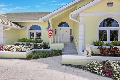 Discover an extraordinary waterfront retreat in Naples - photo 2