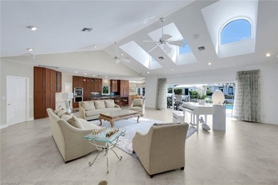 Discover an extraordinary waterfront retreat in Naples - photo 4