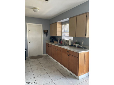 Great location in Fort Myers Shores. Close to Route 31 and - photo 6
