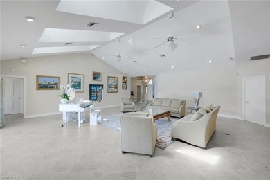 Discover an extraordinary waterfront retreat in Naples - photo 6