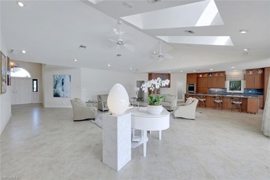Discover an extraordinary waterfront retreat in Naples - photo 7