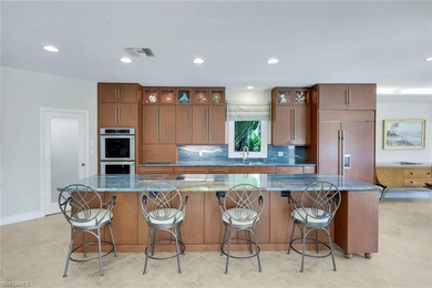 Discover an extraordinary waterfront retreat in Naples - photo 9