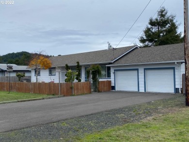 Ten Mile Lake Home For Sale in Lakeside Oregon