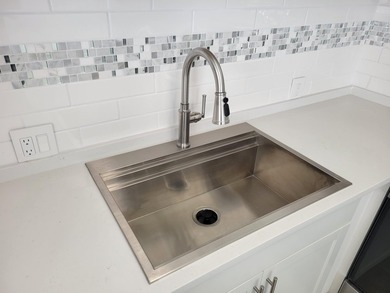 MOVE-IN READY 2BR/1.5BA condo with CENTRAL AIR. Can be rented - photo 3