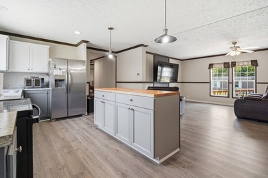 Beautiful 2022 model Fleetwood Inspiration 4 bedroom 2 bath - photo 8