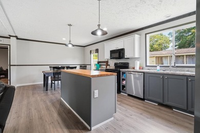 Beautiful 2022 model Fleetwood Inspiration 4 bedroom 2 bath - photo 9