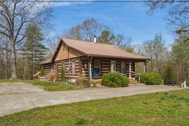 Log cabin at the lake? Yes, please! This charming gem is walking - photo 1