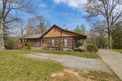 Log cabin at the lake? Yes, please! This charming gem is walking - photo 3