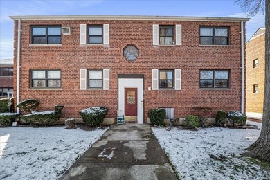 Welcome to Howard Beach, a very desirable neighborhood in Queens - photo 1