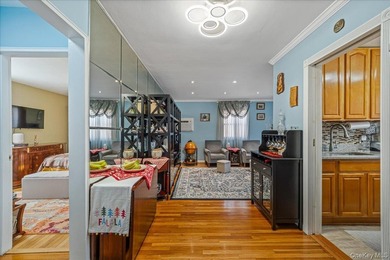 Welcome to Howard Beach, a very desirable neighborhood in Queens - photo 2